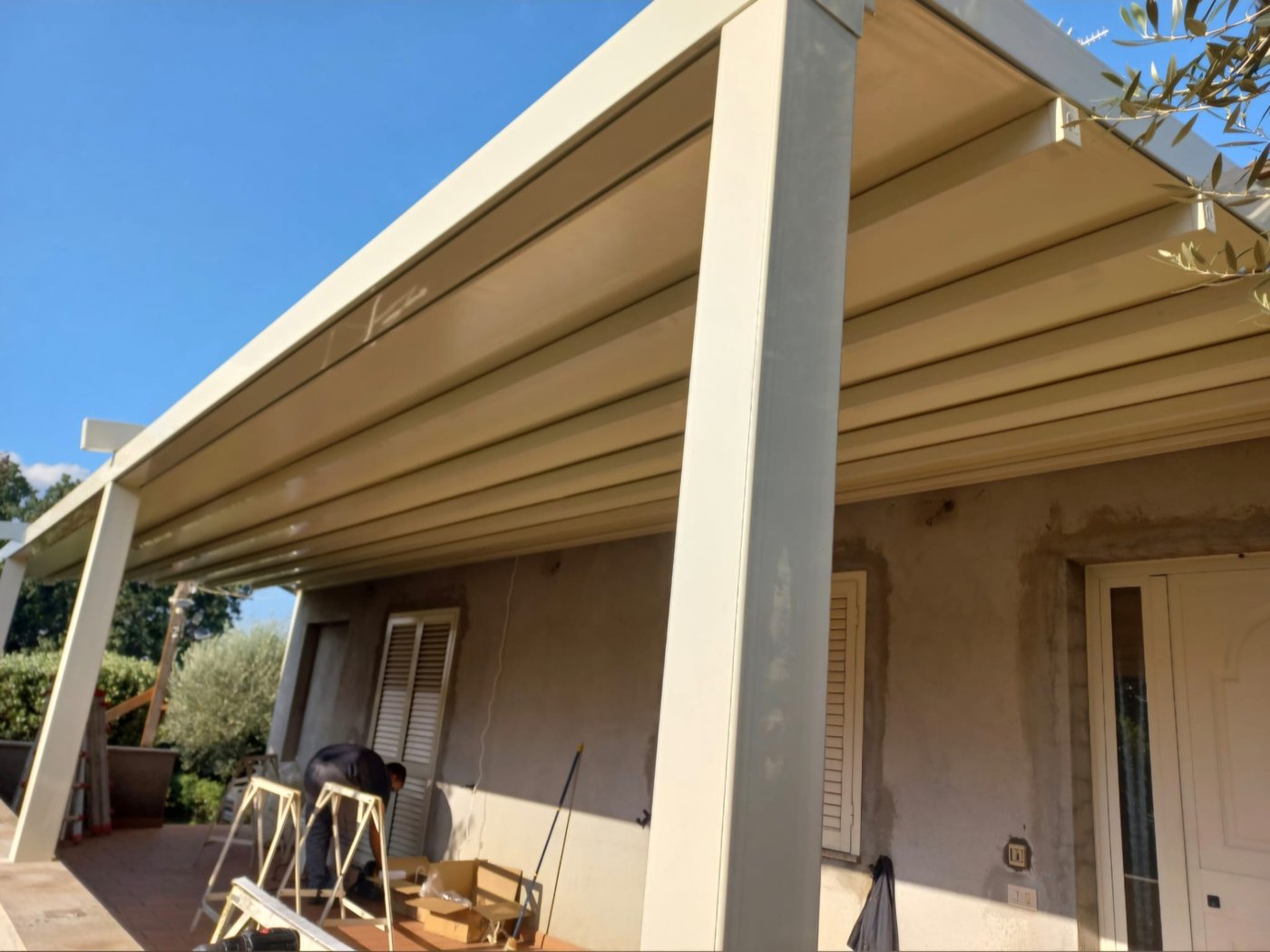 Copertura in PVC montata su un portico a Viterbo