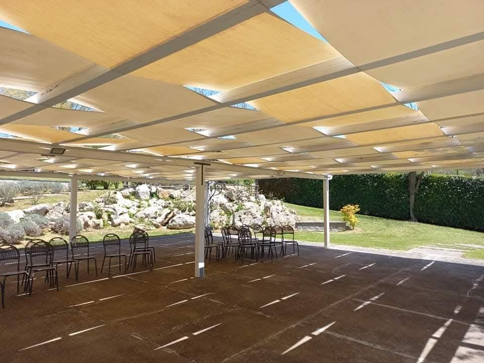 Ampia copertura in telo su uno spazio esterno attrezzato